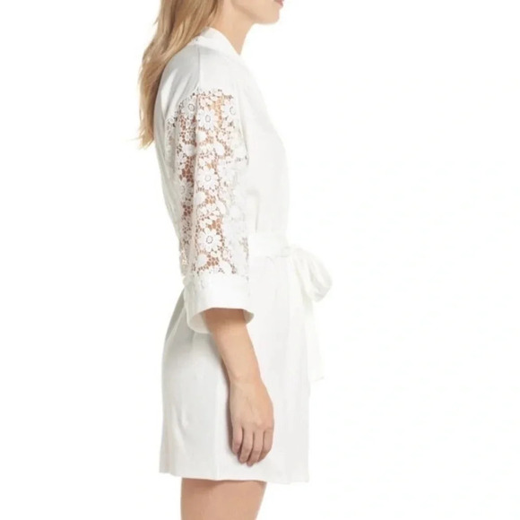 Flora Nikrooz Lana Robe Large Lace Sleeves - Picture 7 of 16